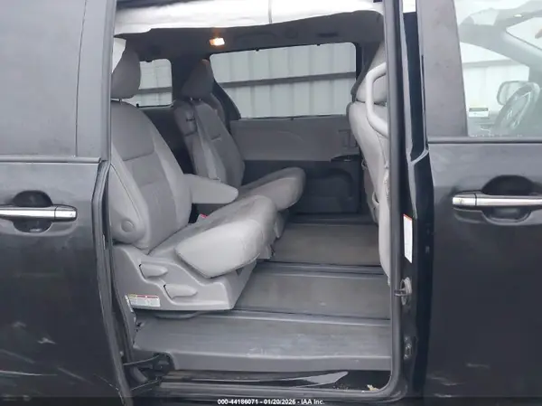 5TDYZ3DC0JS911703 2018 TOYOTA SIENNA - Image 8