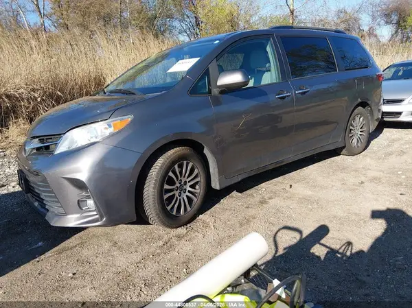 5TDYZ3DC0JS912804 2018 TOYOTA SIENNA - Image 2