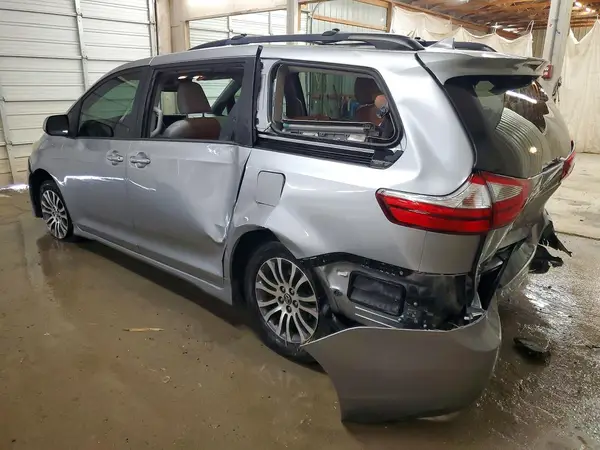 5TDYZ3DC0JS913855 2018 TOYOTA SIENNA - Image 2