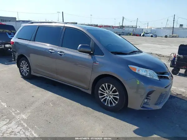5TDYZ3DC0JS914097 2018 TOYOTA SIENNA - Image 1