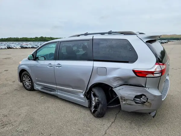 5TDYZ3DC0JS914505 2018 TOYOTA SIENNA - Image 2