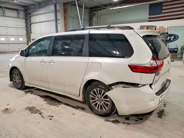 5TDYZ3DC0JS915461 2018 TOYOTA SIENNA - Image 2