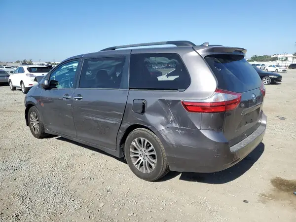 5TDYZ3DC0JS915489 2018 TOYOTA SIENNA - Image 2