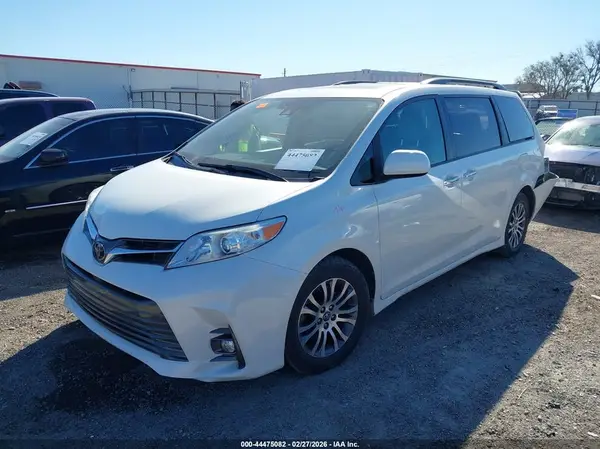 5TDYZ3DC0JS917338 2018 TOYOTA SIENNA - Image 2