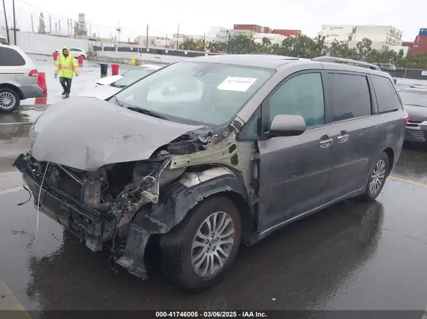 5TDYZ3DC0JS917727 2018 TOYOTA SIENNA - Image 2