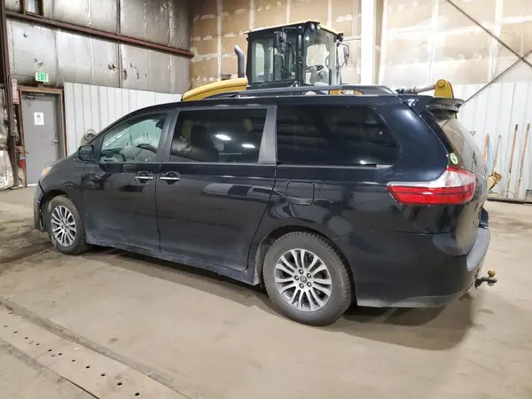 5TDYZ3DC0JS917761 2018 TOYOTA SIENNA - Image 2