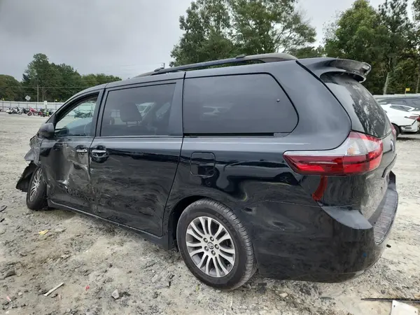 5TDYZ3DC0JS917985 2018 TOYOTA SIENNA - Image 2
