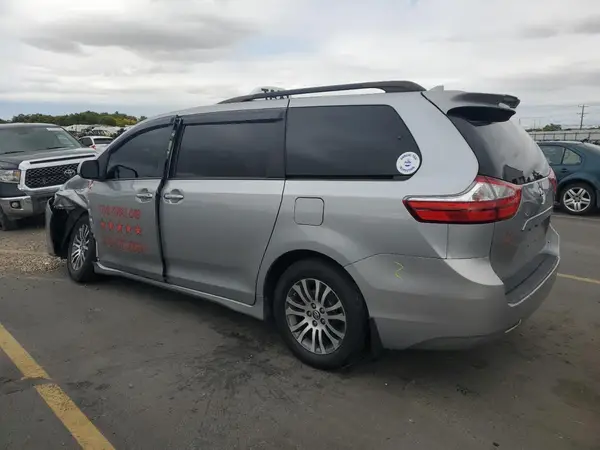 5TDYZ3DC0JS918960 2018 TOYOTA SIENNA - Image 2
