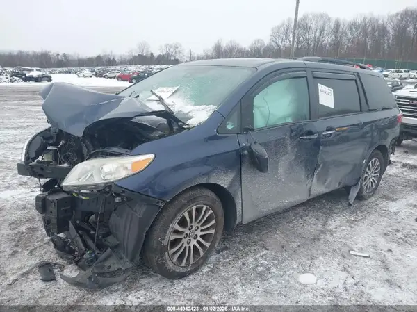 5TDYZ3DC0JS919249 2018 TOYOTA SIENNA - Image 2
