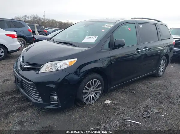 5TDYZ3DC0JS924709 2018 TOYOTA SIENNA - Image 2