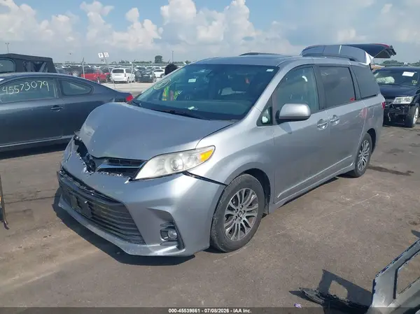 5TDYZ3DC0JS929781 2018 TOYOTA SIENNA - Image 2