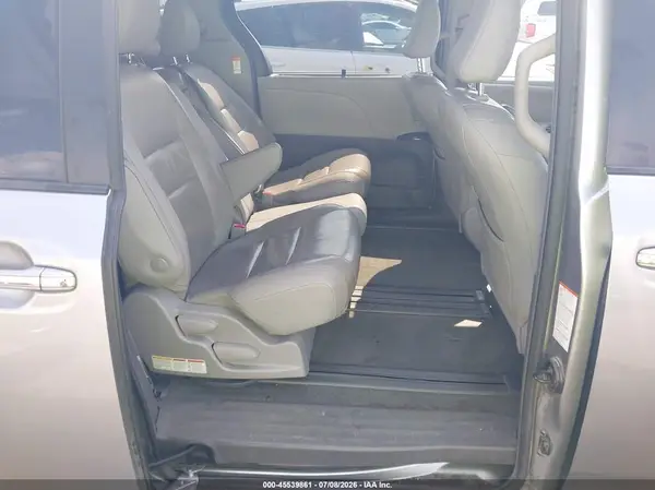 5TDYZ3DC0JS929781 2018 TOYOTA SIENNA - Image 8