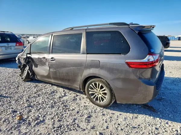 5TDYZ3DC0JS933183 2018 TOYOTA SIENNA - Image 2