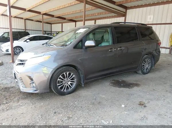 5TDYZ3DC0JS933541 2018 TOYOTA SIENNA - Image 2