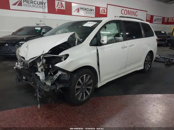 5TDYZ3DC0JS940165 2018 TOYOTA SIENNA - Image 2