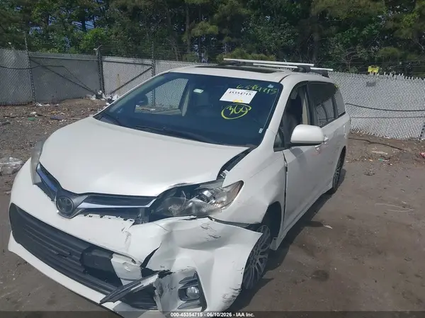 5TDYZ3DC0JS941641 2018 TOYOTA SIENNA - Image 2