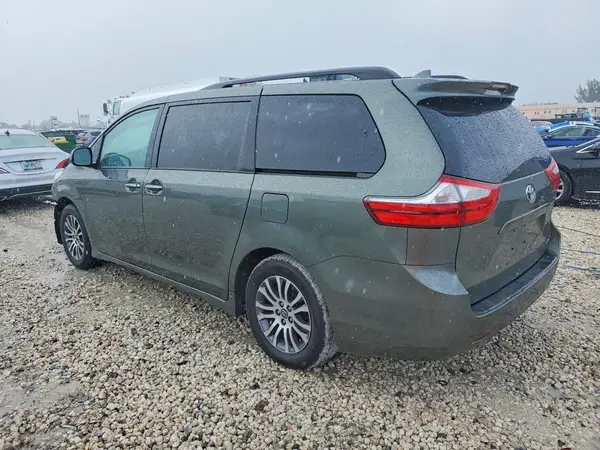 5TDYZ3DC0JS942398 2018 TOYOTA SIENNA - Image 2