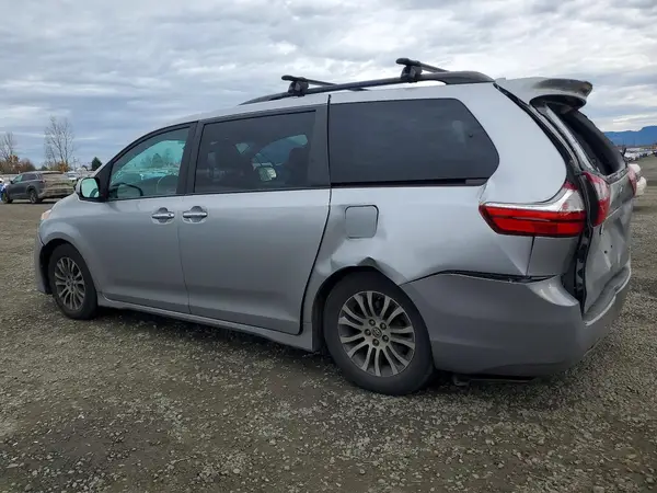 5TDYZ3DC0JS942854 2018 TOYOTA SIENNA - Image 2