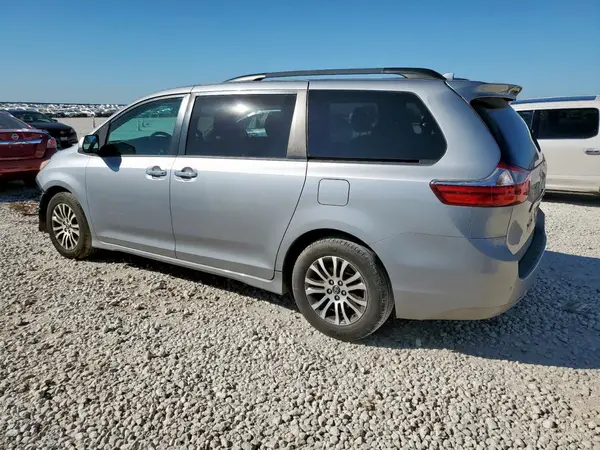 5TDYZ3DC0JS948637 2018 TOYOTA SIENNA - Image 2