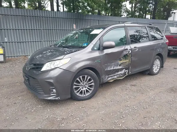 5TDYZ3DC0JS949223 2018 TOYOTA SIENNA - Image 2