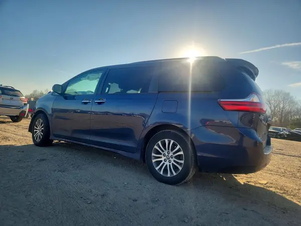5TDYZ3DC0JS952185 2018 TOYOTA SIENNA - Image 2