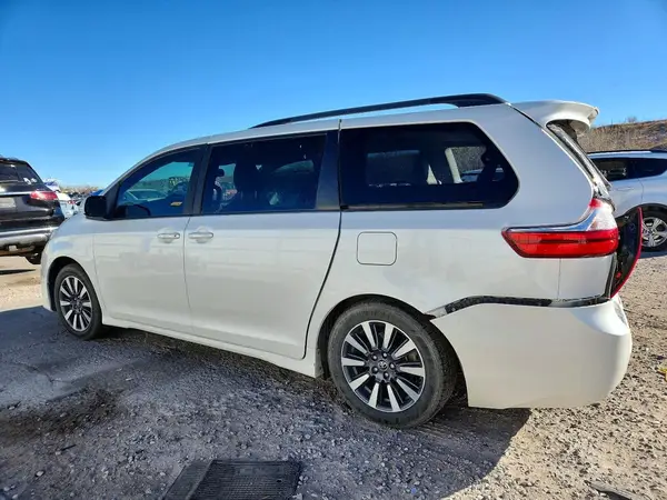 5TDYZ3DC0JS952705 2018 TOYOTA SIENNA - Image 2
