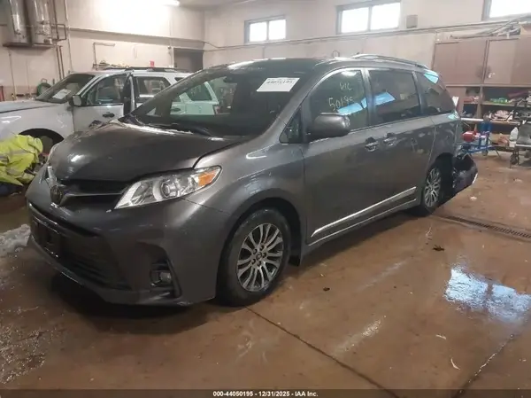 5TDYZ3DC0JS953594 2018 TOYOTA SIENNA - Image 2