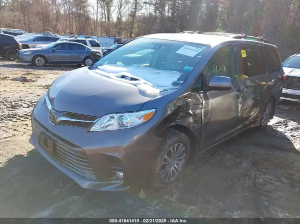 5TDYZ3DC0JS961632 2018 TOYOTA SIENNA - Image 2