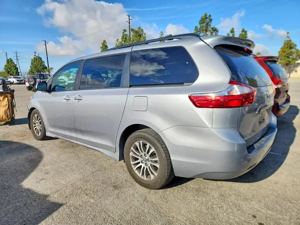 5TDYZ3DC0JS961646 2018 TOYOTA SIENNA - Image 2