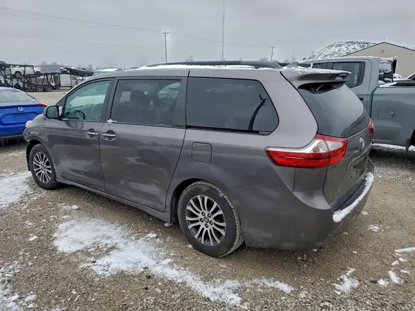 5TDYZ3DC0JS962117 2018 TOYOTA SIENNA - Image 2