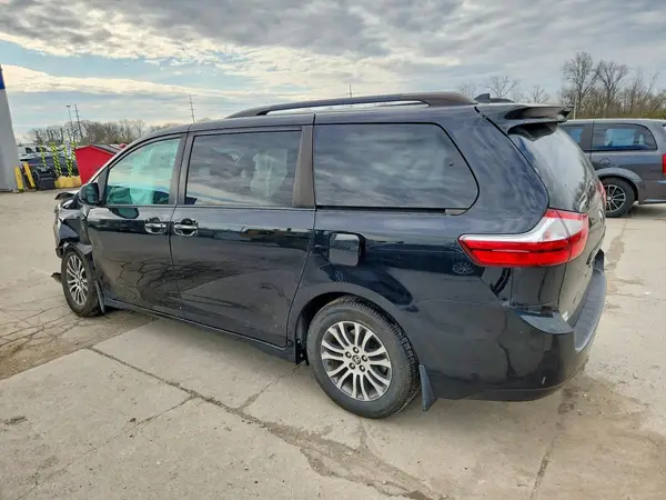 5TDYZ3DC0JS963218 2018 TOYOTA SIENNA - Image 2