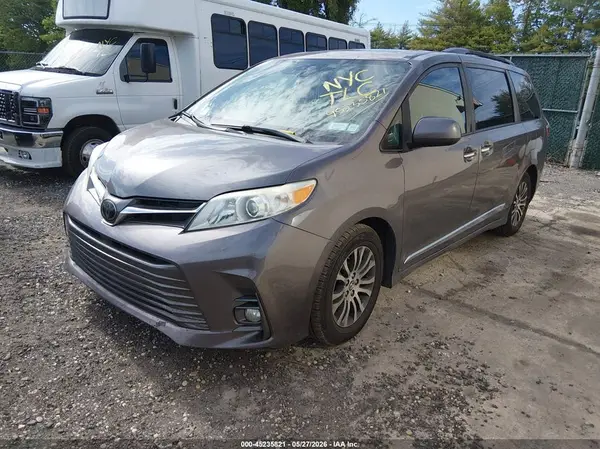 5TDYZ3DC0KS001454 2019 TOYOTA SIENNA - Image 2