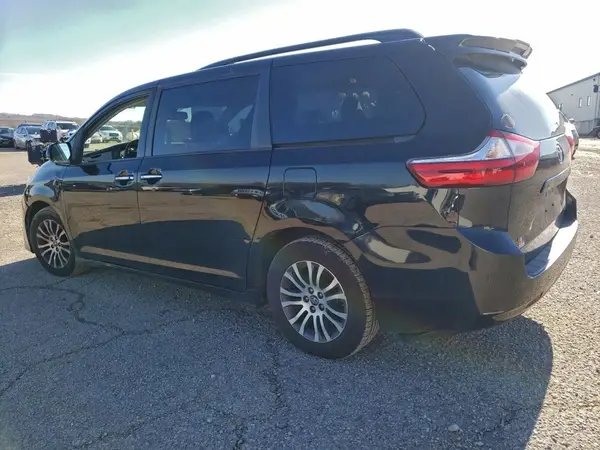 5TDYZ3DC0KS003124 2019 TOYOTA SIENNA - Image 2