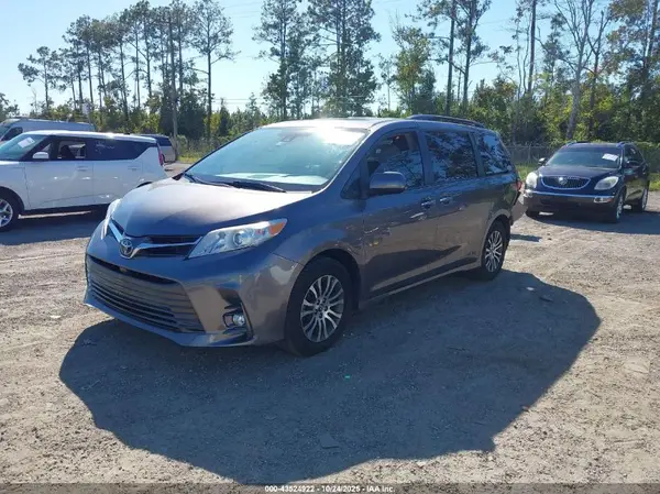 5TDYZ3DC0KS007111 2019 TOYOTA SIENNA - Image 2