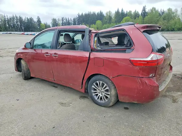 5TDYZ3DC0KS010302 2019 TOYOTA SIENNA - Image 2