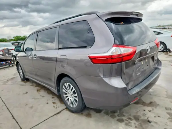 5TDYZ3DC0KS019274 2019 TOYOTA SIENNA - Image 2