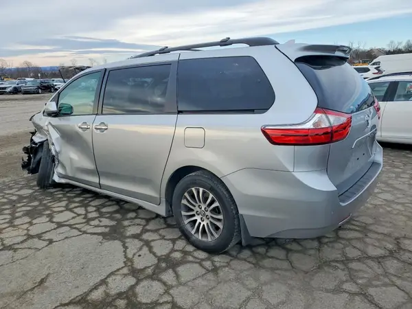 5TDYZ3DC0KS967450 2019 TOYOTA SIENNA - Image 2