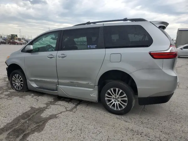 5TDYZ3DC0KS973992 2019 TOYOTA SIENNA - Image 2