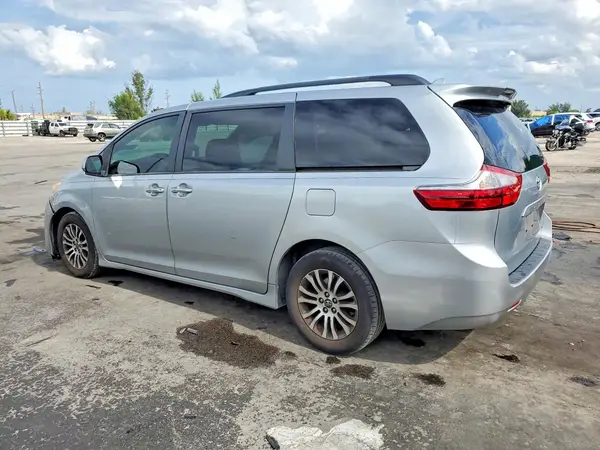 5TDYZ3DC0KS974561 2019 TOYOTA SIENNA - Image 2