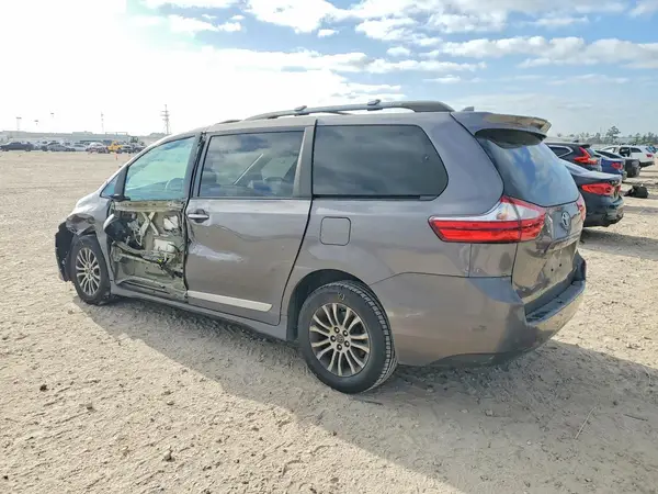 5TDYZ3DC0KS978500 2019 TOYOTA SIENNA - Image 2