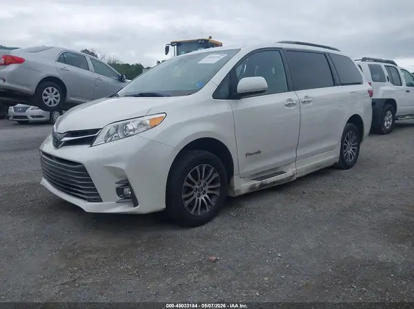 5TDYZ3DC0KS981087 2019 TOYOTA SIENNA - Image 2