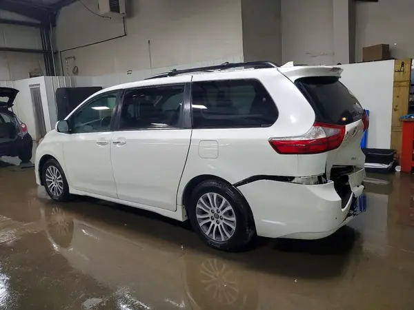 5TDYZ3DC0KS983440 2019 TOYOTA SIENNA - Image 2