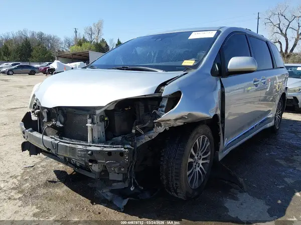 5TDYZ3DC0KS983664 2019 TOYOTA SIENNA - Image 2