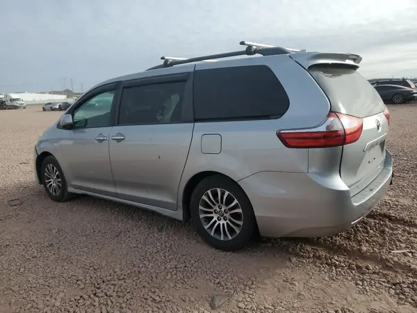 5TDYZ3DC0KS984300 2019 TOYOTA SIENNA - Image 2