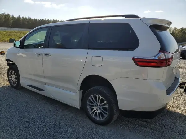 5TDYZ3DC0KS991845 2019 TOYOTA SIENNA - Image 2