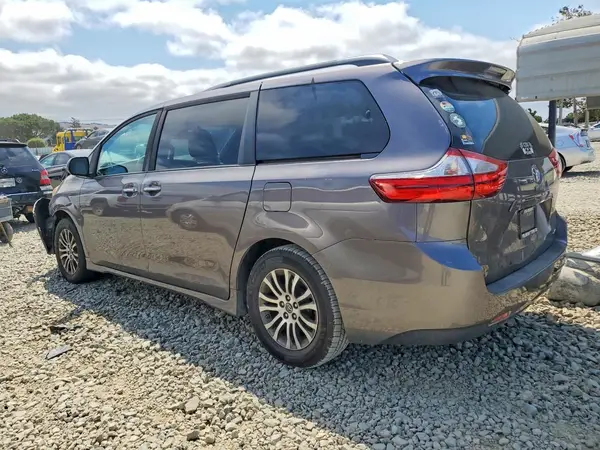 5TDYZ3DC0KS995345 2019 TOYOTA SIENNA - Image 2