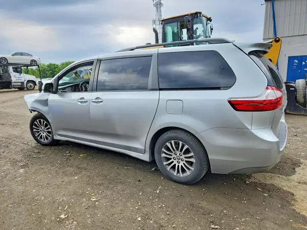 5TDYZ3DC0KS996799 2019 TOYOTA SIENNA - Image 2