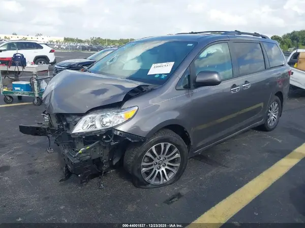 5TDYZ3DC0LS041891 2020 TOYOTA SIENNA - Image 2