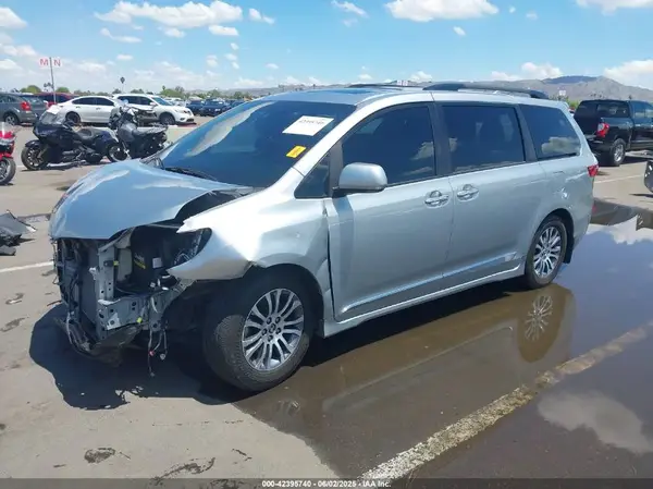 5TDYZ3DC0LS055337 2020 TOYOTA SIENNA - Image 2