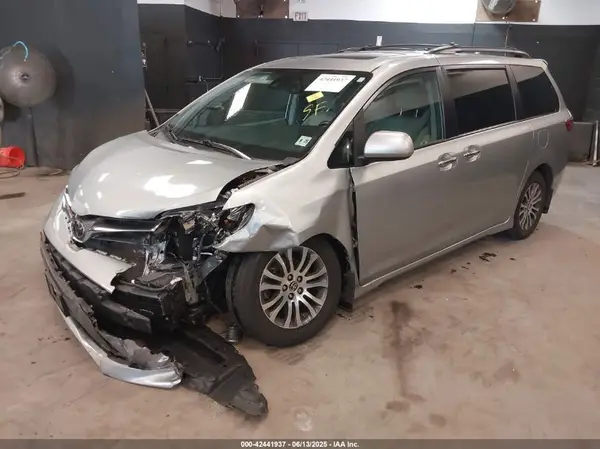 5TDYZ3DC0LS086166 2020 TOYOTA SIENNA - Image 2